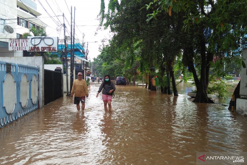 Warga melintasi banjir di Jalan Pasar Baru Selatan akibat sungai di Pasar Baru, Jakarta Pusat yang meluap setelah hujan lebat mengguyur wilayah Jabodetabek, Kamis (2/1/2020). ANTARA/Dewa Wiguna