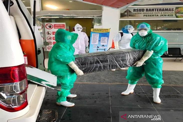 Arsip-Jenazah bayi status PDP COVID-19 yang meninggal dunia di RSUD Bahteramas Kendari saat dinaikkan ke mobil ambulans hendak dibawa ke tempat pemakaman umum (TPU), Sabtu (11/4/2020). (ANTARA/HO)