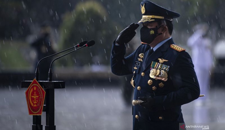 Panglima TNI Marsekal TNI Hadi Tjahjanto memberikan hormat saat ziarah nasional dan tabur bunga di Taman Makam Pahlawan Nasional Utama Kalibata, Senin (4/10/2021). (ANTARA FOTO/SIGID KURNIAWAN)