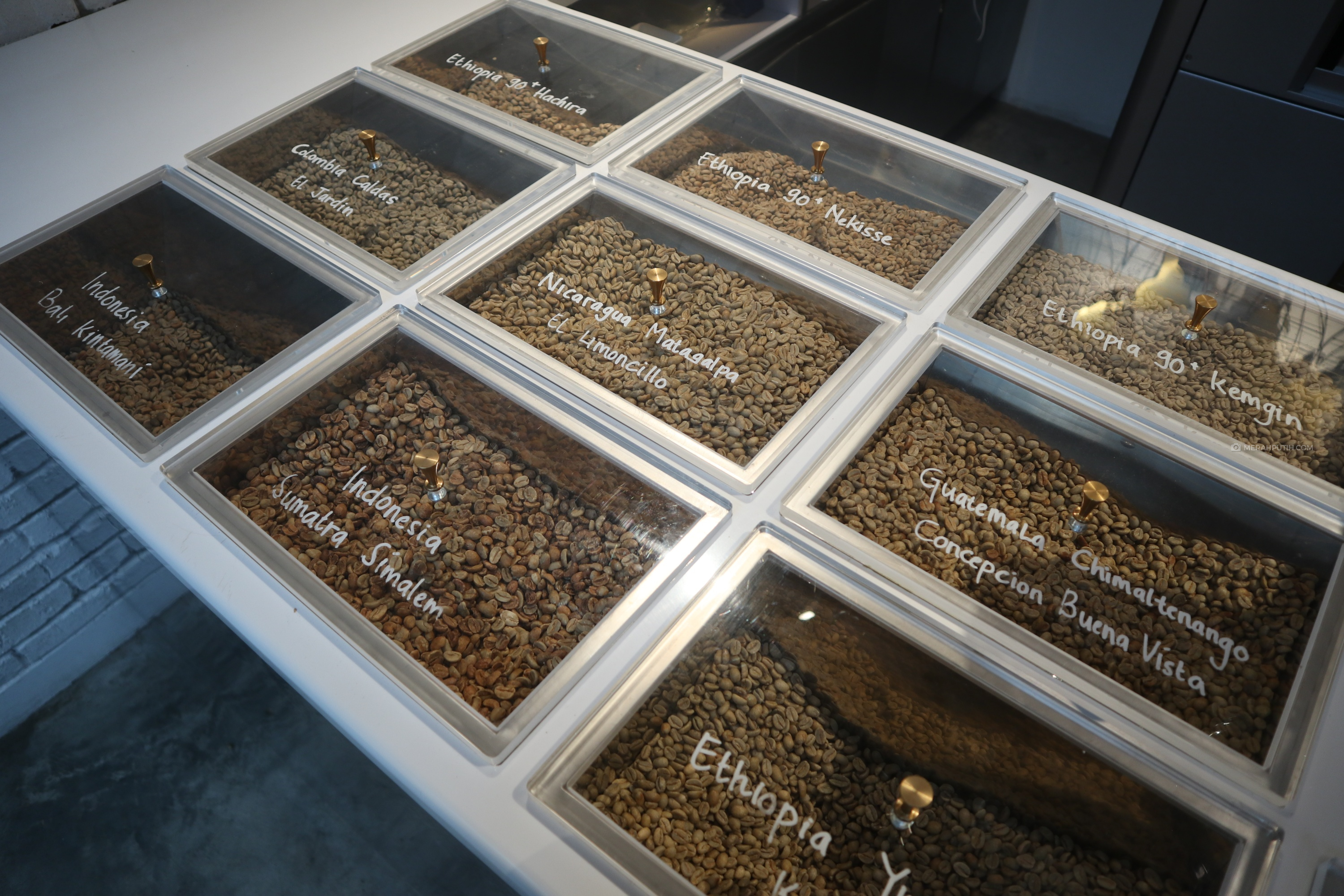 Menikmati Seduhan Kopi ala % Arabica