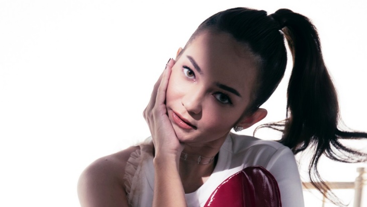Persembahan Sepenuh Hati Enzy Storia di Single 'Setengah Hati'