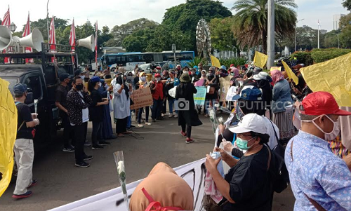 Tak Didengar Anies, Orang Tua Siswa Malah Demo di Depan Kantor Jokowi