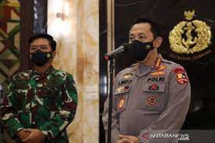 Kapolri Jenderal Polisi Listyo Sigit Prabowo dan Panglima TNI Marsekal TNI Hadi Tjahjanto melakukan kunjungan kerja bersama ke Papua, Rabu (27/5/2021). (ANTARA/HO-Divisi Humas Polri/pri.)