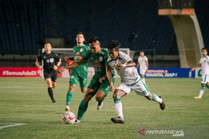Pemain Persebaya Supriadi berebut bola dengan pemain PS Sleman Saddam. (ANTARA/HO-Official Persebaya Surabaya)