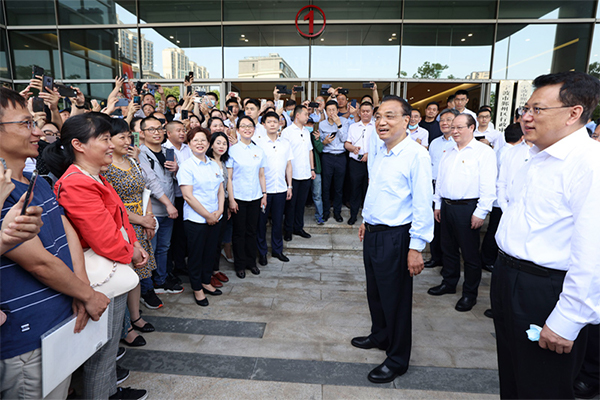 PM Tiongkok Li Keqiang dan warga. (Foto: Visit Tiongkok)