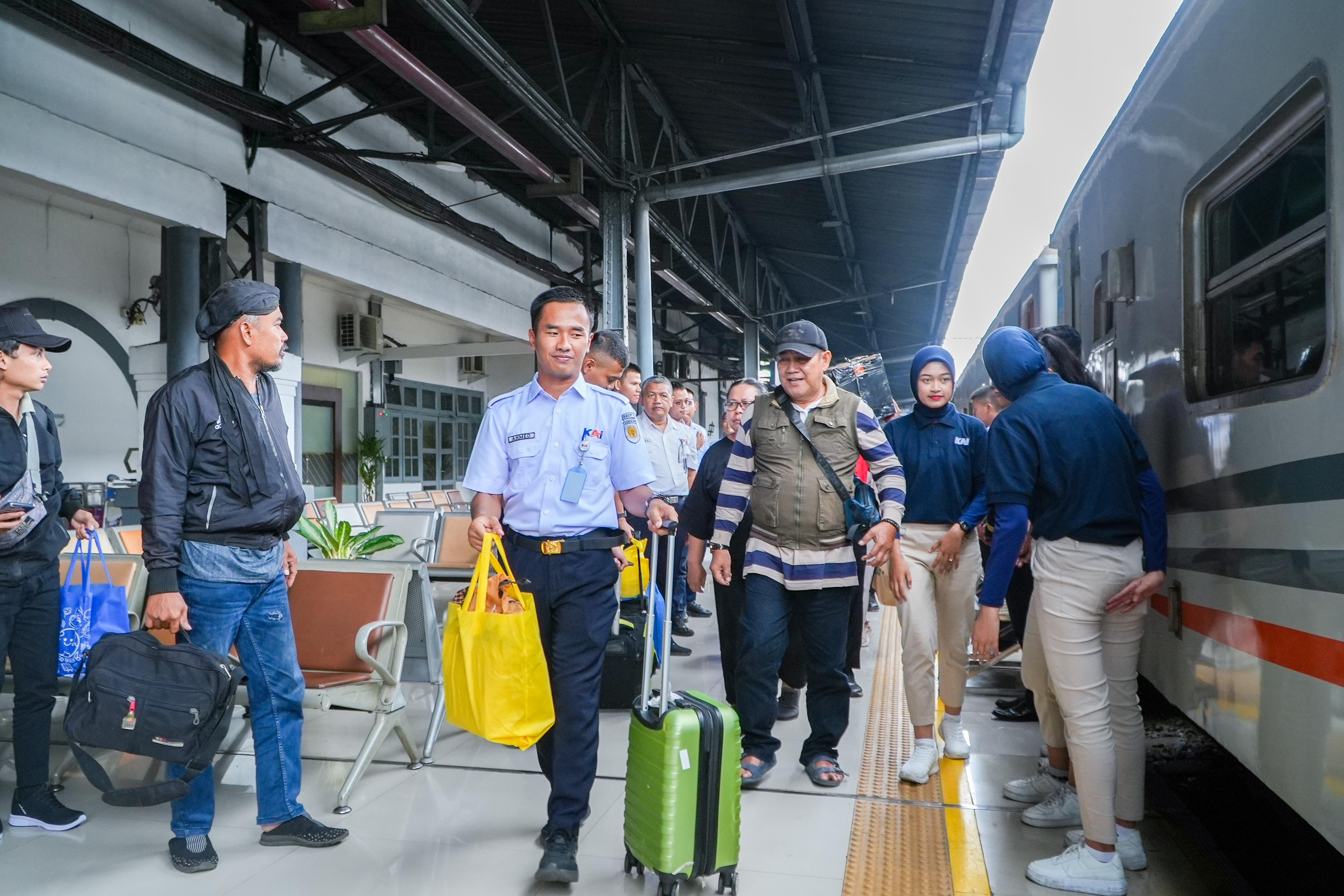 Kereta Api dari Surabaya Terlambat Tiba di Pasar Senen, PT KAI Beri Layanan Porter Gratis