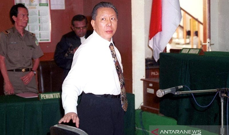 Terdakwa dalam kasus Bank Bali, Djoko S. Tjandra di sidang Pengadilan negeri Jakarta Selatan, Senin (28/2/2000). (ANTARA FOTO/Str/Irham/aa.)