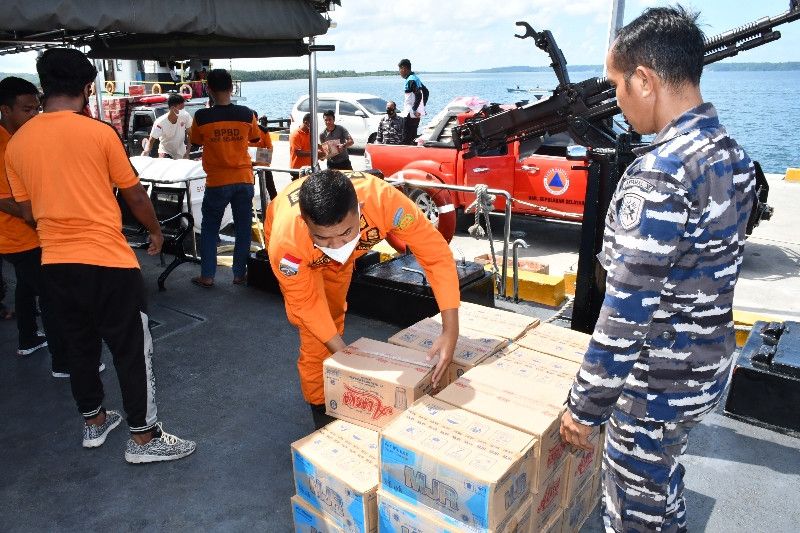 Pegawai BPBD Selayar mengangkat beberapa kebutuhan logistik naik ke KAL Suluh Pari untuk selanjutnya didistribusikan ke masyarakat terluar Pulau Selayar akibat gempa bumi. (ANTARA/HO/Penerangan Lantamal VI)