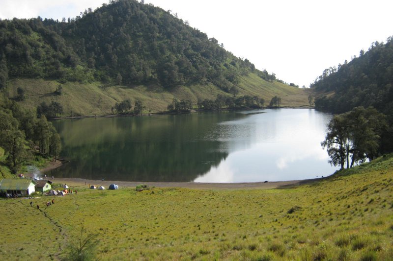 Ranu Kumbolo merupakan salah satu tempat berkemah para pendaki Gunung Semeru (ANTARA/ Zumrotun Solichah)