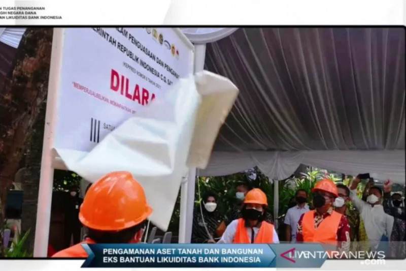 Menteri Keuangan (Menkeu) Sri Mulyani bersama Menteri Koordinator Bidang Politik, Hukum, dan HAM (Menkopolhukam) Mahfud MD dalam peresmian pemasangan plang di salah satu aset properti Bantuan Likuiditas Bank Indonesia (BLBI) di Jakarta, Jumat (27/08/2021). ANTARA/Agatha Olivia