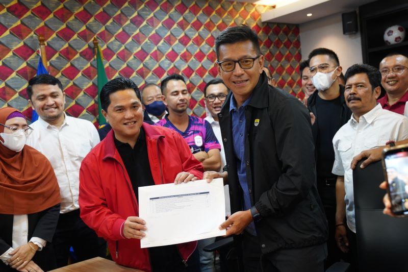 Menteri BUMN Erick Thohir (kiri) mendaftarkan diri sebagai calon Ketua Umum PSSI periode 2023 - 2027 ke Kantor PSSI di Gelora Bung Karno, Jakarta, pada Minggu (15/1/2023). ANTARA/HO - Kementerian BUMN