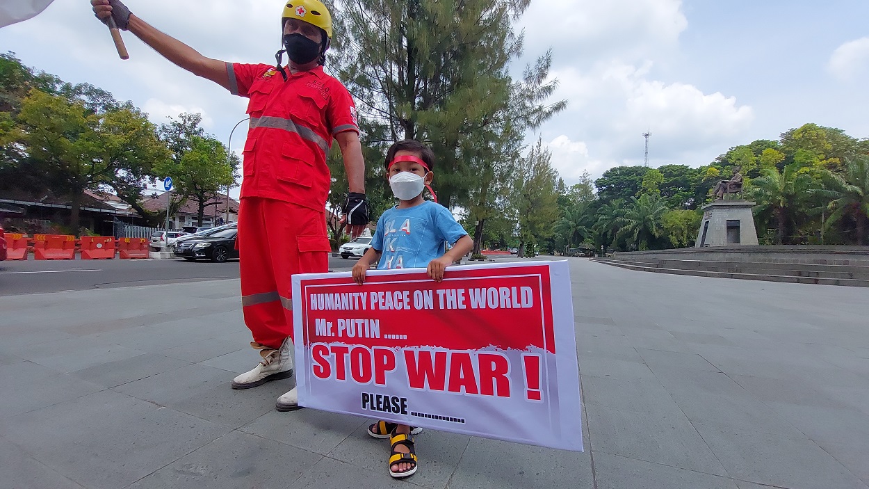 Warga Solo, Jawa Tengah menggelar aksi tunggal "Stop War" di di kawasan Plaza Manahan kompleks Stadion Manahan, Solo, Jawa Tengah, Jumat (25/2). (MP/Ismail)