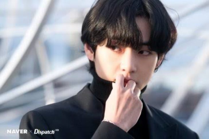 Fashion Item Ala V BTS Kerap Diburu dan Ludes Terjual