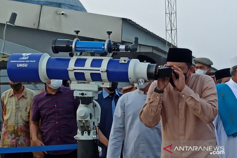 Mencari hilal Ramadan. (Foto: Antara)