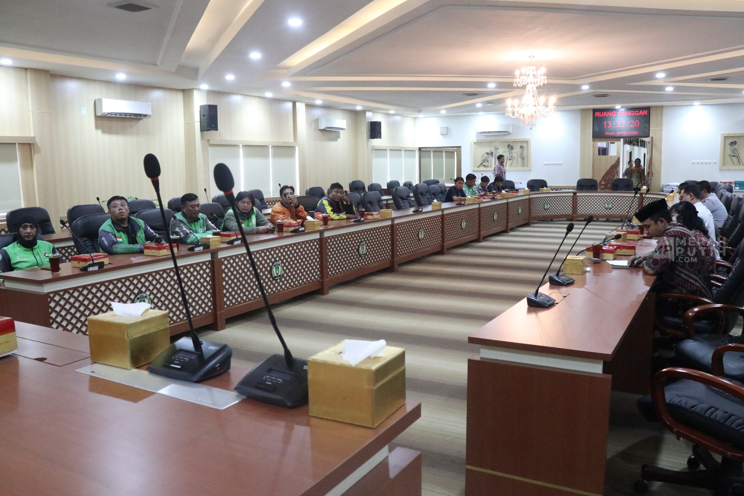Protes Operasional Bajaj, Driver Ojol Solo Datangi DPRD Solo