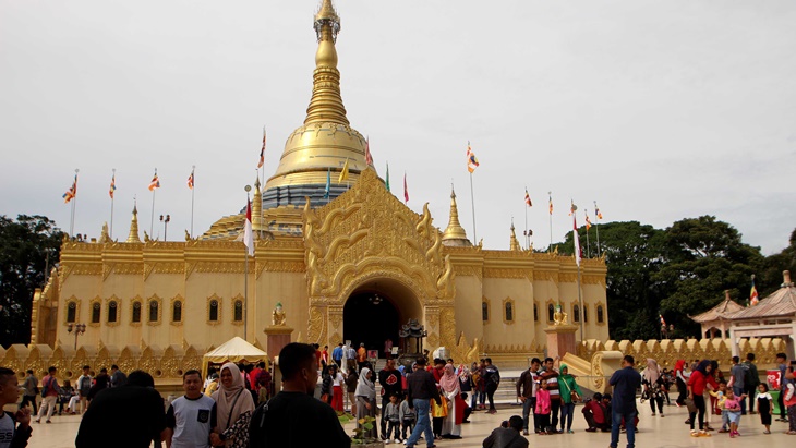 Berwisata ke Pagoda Shwedagon di Berastagi