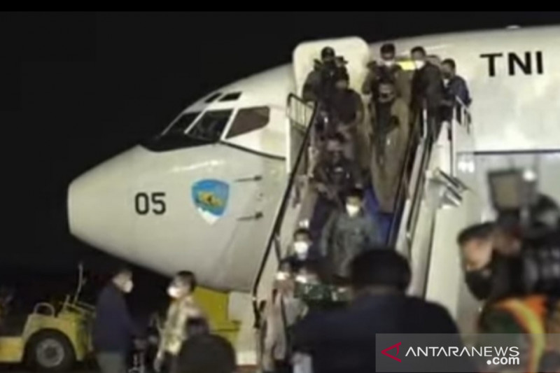 WNI yang dievakuasi dari Afganistan menuruni tangga pesawat TNI AU setelah mendarat di Bandara Halim Perdanakusuma, Jakarta, Sabtu (21/8). ANTARA/Dewa Ketut Sudiarta Wiguna