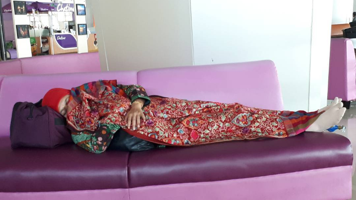 Menteri Khofifah tidur di Bandara Juanda Surabaya. (Instagram @chsaldy)