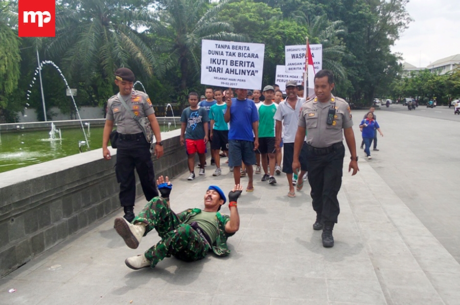 Sambut HPN 2017: Habis Gendong Wartawan Kopral Bagyo Koprol di Plaza Manahan