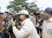 Sapa Warga Karawang, Prabowo Cium Bocah Berbaju Loreng
