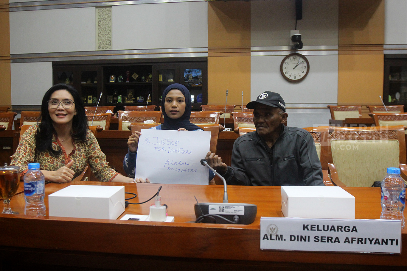 Keluarga Almarhumah Dini Sera Afrianti Mengadu ke Komisi III DPR