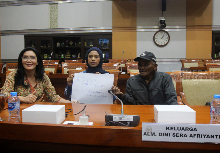 Keluarga Almarhumah Dini Sera Afrianti Mengadu ke Komisi III DPR