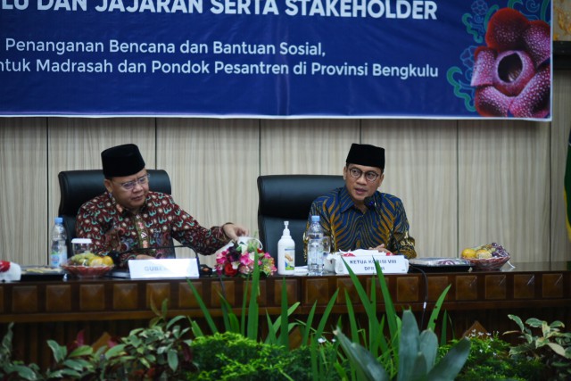 Ketua Komisi VIII DPR RI Yandri Susanto (kanan) saat memimpin pertemuan Tim Kunjungan Kerja Spesifik Komisi VIII DPR RI dengan Gubernur Bengkulu di Kantor Gubernur Bengkulu. Foto: Kresno/nvl
