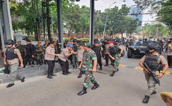 Panglima TNI Marsekal Hadi Tjahjanto dan Kapolri Tito Karnavian meninjau pasukan pengamanan pelantikan Jokowi-Ma'ruf