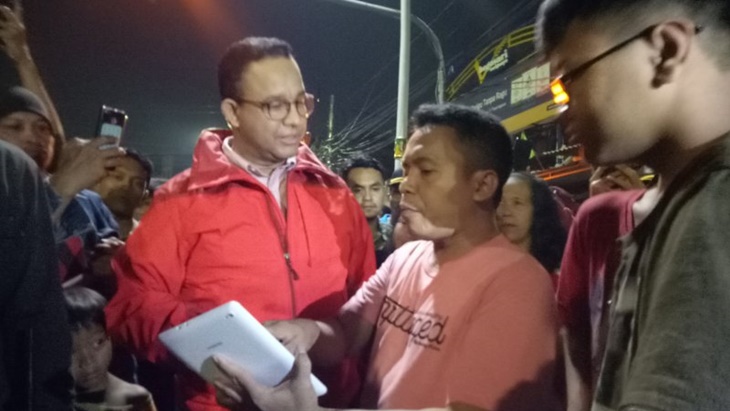 Gubernur DKI Jakarta Anies Baswedan menerima protes dari masyarakat di lokasi banjir Kampung Melayu, Jakarta Timur, Rabu (1/1/2020). (ANTARA/ Livia Kristianti)