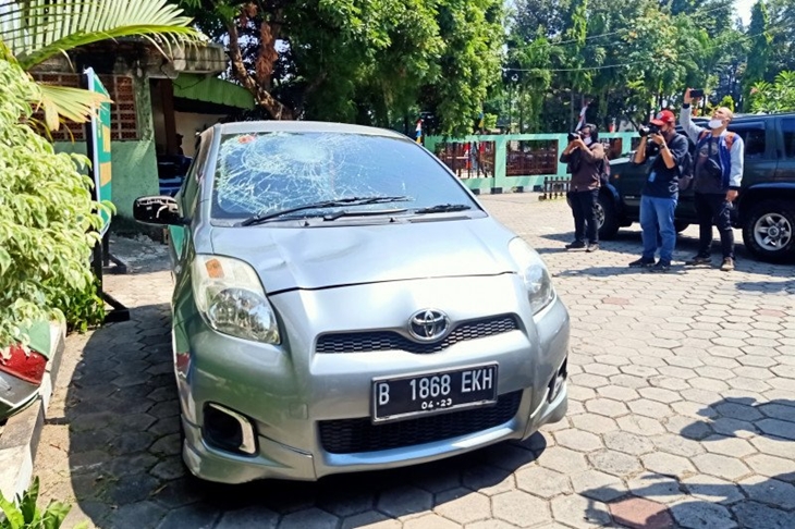 Kendaraan milik warga sipil mengalami kerusakan di bagian kaca diduga akibat dipecahkan pelaku perusakan Mapolsek Ciracas. Pemilik kendaraan melaporkan kejadian itu ke Posko Pengaduan Masyarakat Koramil 05 Kramat Jati, Jakarta Timur, Selasa (1/9/2020). (ANTARA/Andi Firdaus)