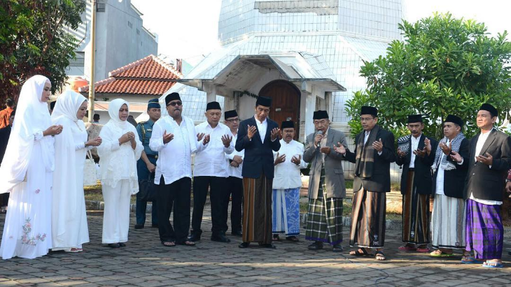 Benarkah Sarung Identik Dengan Umat Muslim?