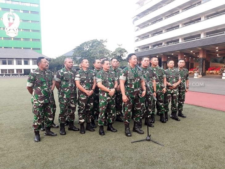 KASAD Jenderal Andika Perkasa (depan) saat bertemu wartawan di Mabes TNI AD, Gambir, Rabu (9/10). (Foto: MP/Kanugrahan)