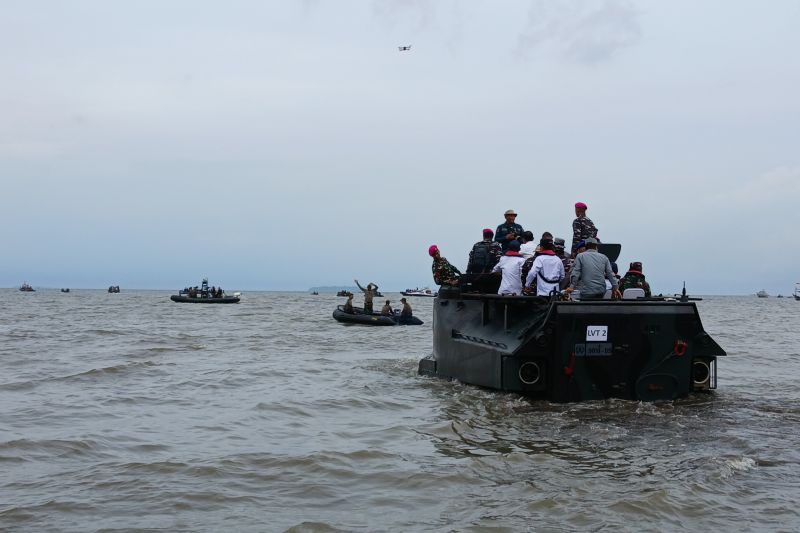 Tank Amfibi LVT TNI AL Diterjunkan Bongkar Pagar Laut Tangerang