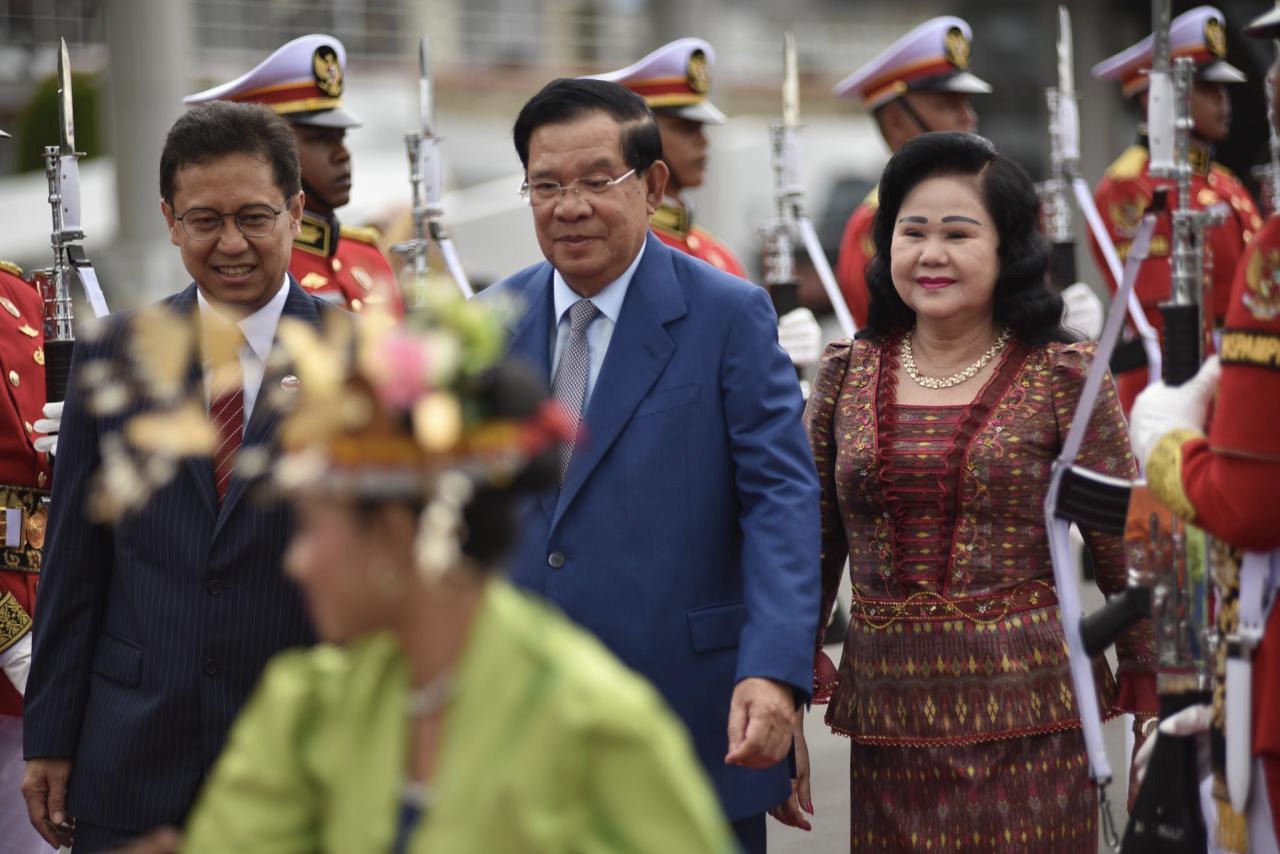 PM Kamboja Didampingi Istri Tiba di Labuan Bajo Disambut Tarian Tradisional NTT