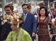PM Kamboja Didampingi Istri Tiba di Labuan Bajo Disambut Tarian Tradisional NTT