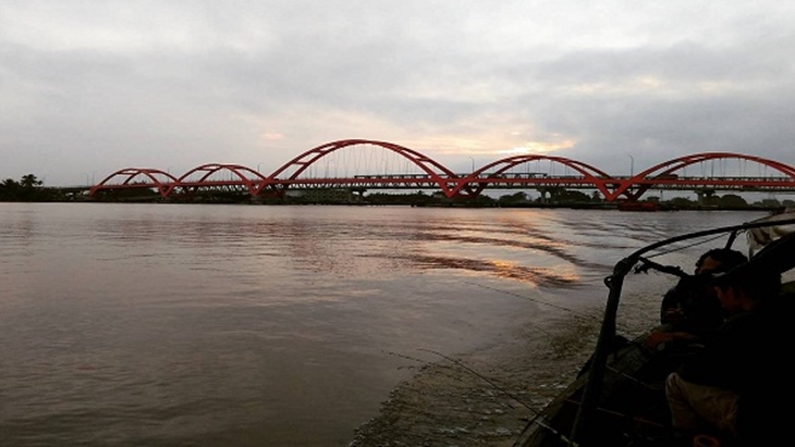 Pemandangan Jembatan Ampera dari tepian Sungai Musi