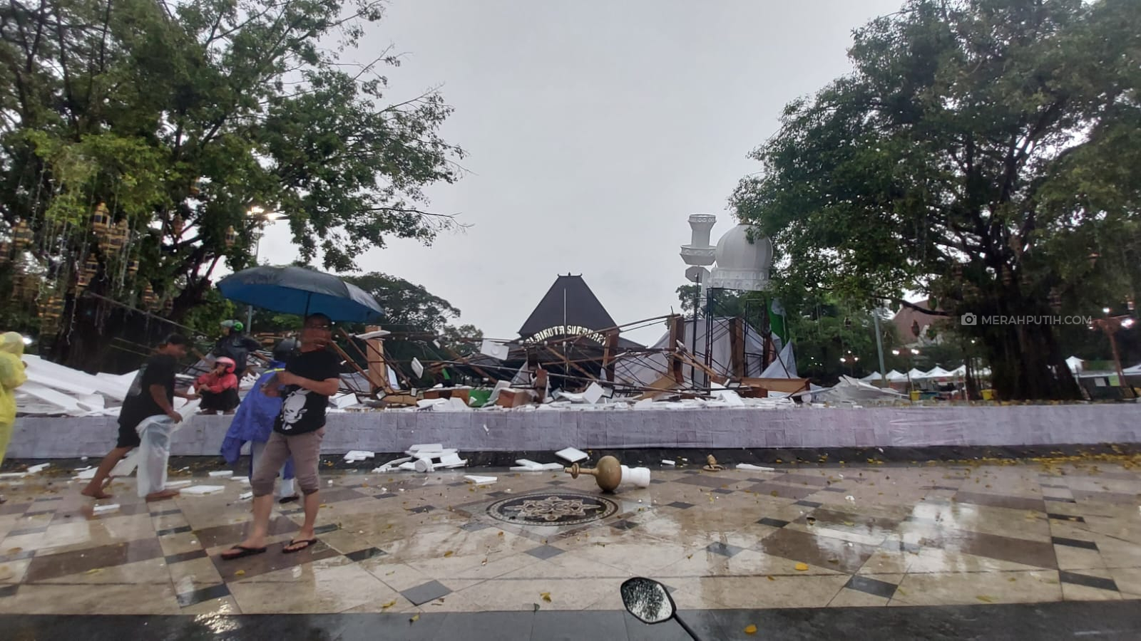 Replika Masjid Raya Sheikh Zayed di Depan Balai Kota Solo Roboh
