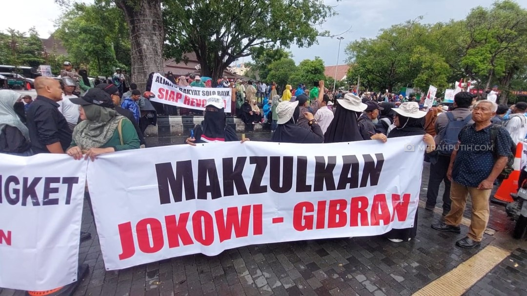 Demo di Kantor Gibran, Massa Berteriak 'Makzulkan Jokowi' dan 'Dukung Hak Angket'
