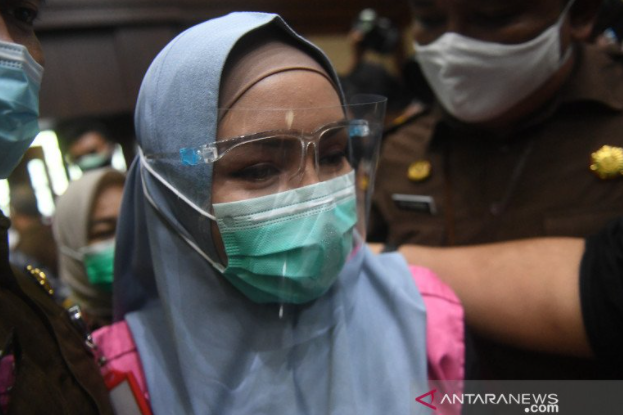 Terdakwa kasus dugaan suap dan gratifikasi pengurusan fatwa Mahkamah Agung (MA) Djoko Tjandra, Pinangki Sirna Malasari (tengah). ANTARA FOTO/Akbar Nugroho Gumay/aww.