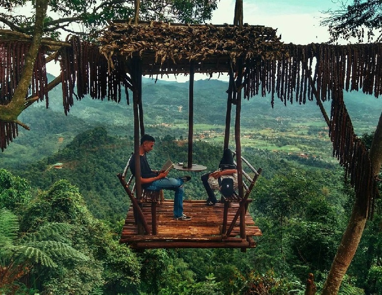 Wahana pemandangan jurang di Puncak Mustika Manik, Bogor (Foto: superadventure)
