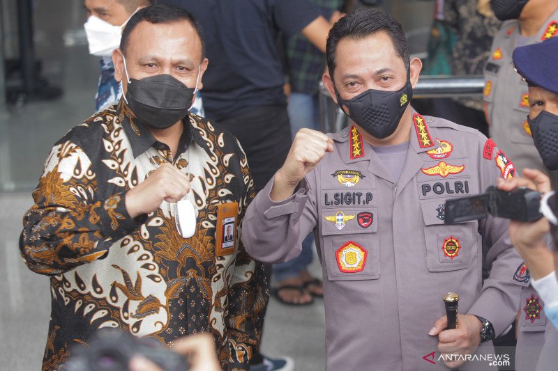 Kapolri Jenderal Pol Listyo Sigit Prabowo (kanan) bersama Ketua KPK Firli Bahuri (kiri) memberikan salam komando kepada para wartawan usai melakukan pertemuan, di Gedung KPK, Jakarta, Selasa (9/2/2021). Kedatangan Kapolri yang disambut Ketua KPK Firli Bahuri, untuk silaturahmi dan membahas sinergi Polri dan KPK . ANTARA FOTO/ Reno Esnir/hp.