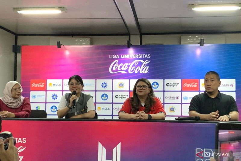 Wakil Ketua Umum PSSI Ratu Tisha saat menghadiri jumpa pers penutupan Liga Universitas Coca-Cola 2026 di Stadion PTIK, Jakarta Selatan, Minggu (23/8/2026). (ANTARA/Zaro Ezza Syachniar)