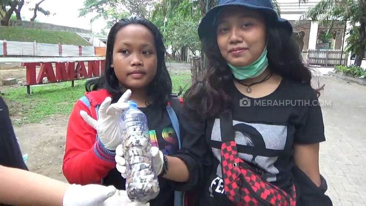  Forum Anak Solo (FAS) menggar aksi bersih-bersih memunguti puntung rokok di Taman Balekambang Solo, Sabtu (14/12). (Foto: MP/Ismail)
