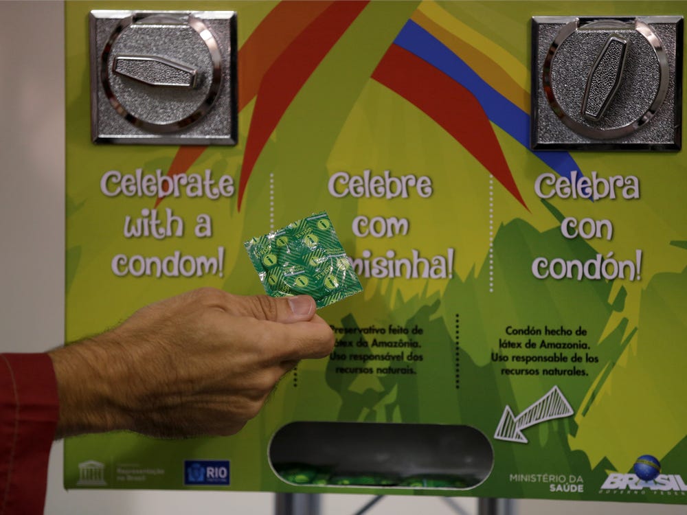 Mesin dispenser kondom di Olimpiade Rio 2016. (Foto Insider)
