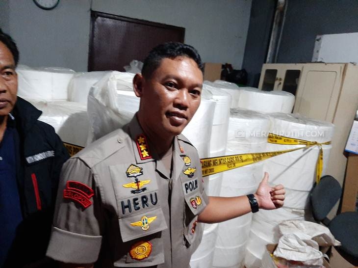 Polisi mengungkap keberadaan pabrik masker ilegal di Jalan Kalibaru Timur, Senen, Jakarta Pusat. (Foto: MP/Kanugrahan)