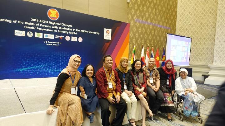 Staf Khusus Presiden Joko Widodo, Angkie Yudistia (kiri) bersama perwakilan penyandang disabilitas Indonesia menghadiri Dialog Regional ASEAN Intergovernmental Commission on Human Rights (AICHR) di Bangkok pada 3 - 5 Desember 2019. Istimewa