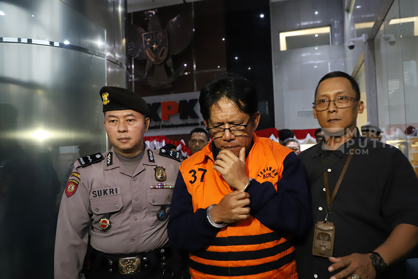 Tersangka kasus dugaan suap izin pemanfaatan kawasan hutan Direktur Utama PT Inhutani V Dicky Yuanda Rady (tengah) berjalan menuju mobil tahanan di Gedung Merah Putih KPK, Jakarta, Kamis (14/8/2025). 