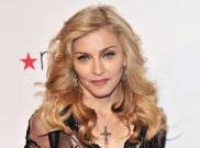 Madonna Naik Pesawat Ekonomi ke Portugal, Kenapa?
