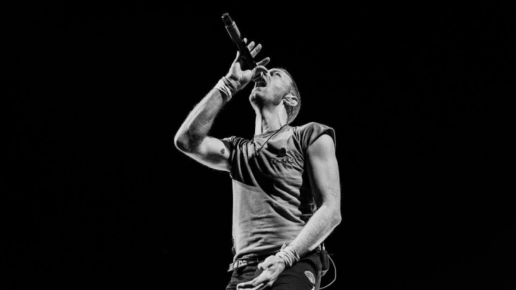 Sebelum Tinggalkan Indonesia, Chris Martin Sempatkan Bersujud