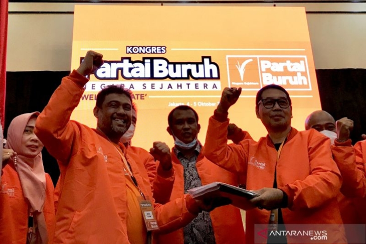 Presiden Partai Buruh periode 2021-2026 Said Iqbal (dua kiri) menerima mandat dari Ketua Umum Partai Buruh periode sebelumnya Sony Pudjisasono (kanan) saat Kongres Nasional IV Partai Buruh di Jakarta, Selasa (5/10/2021). ANTARA/Genta Tenri Mawangi